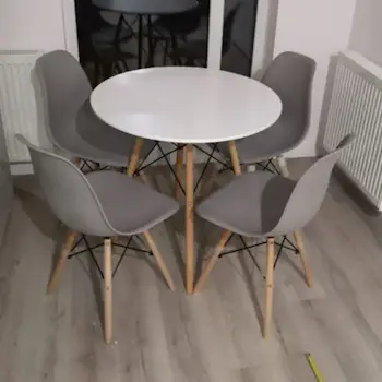 Trpezarijska garnitura okrugli sto sa 4 plastične stolice Aurora siva-2