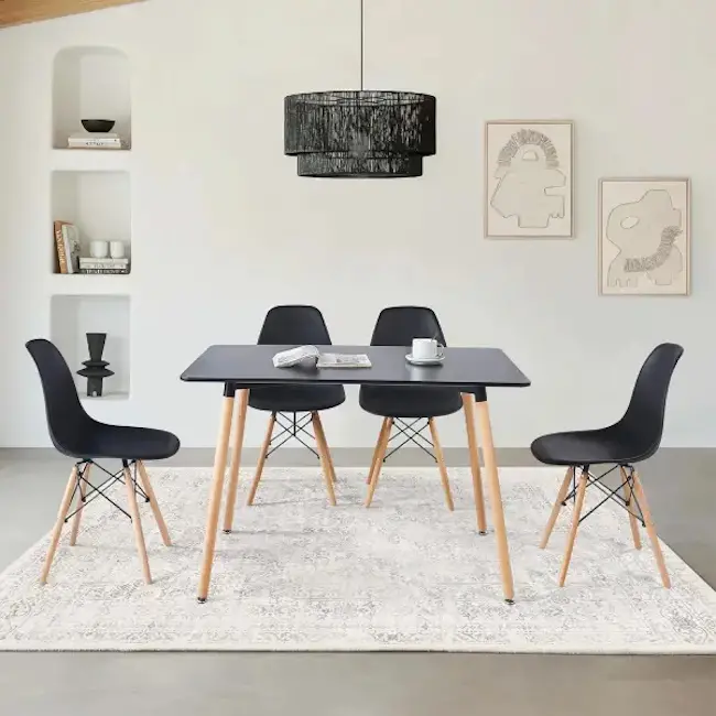 Trpezarijska garnitura sto sa drvenim nogarima i 4 plastične stolice Aurora crna